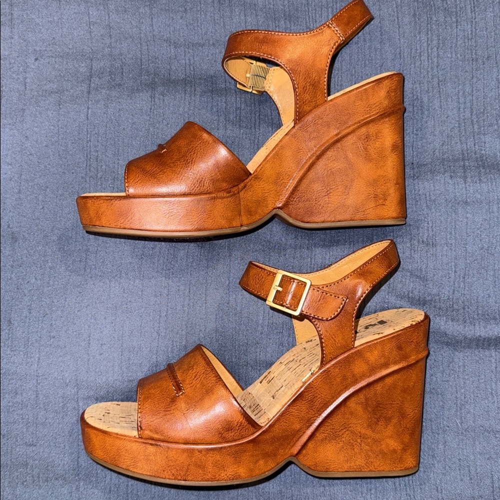 Korks Tan Leather Wedge Sandals